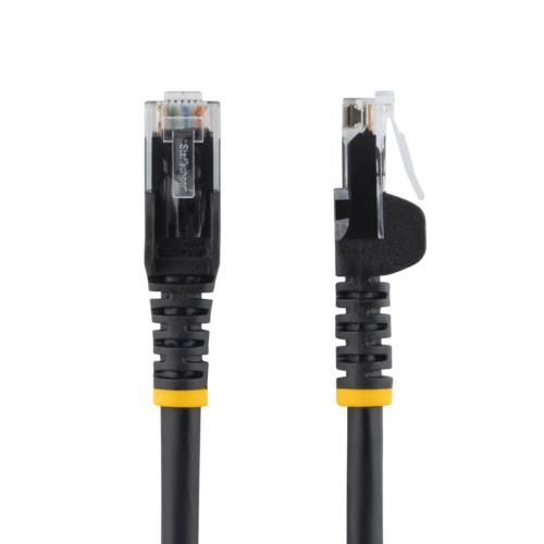 カテゴリ6　LANケーブル　RJ45モールドコネクタ　ツメ折れ防止　1.5m　ブラック　1本 コネクタを手前にして巻かれた黒いケーブル一本で、透明モールドの爪保護構造がはっきり確認できる状態