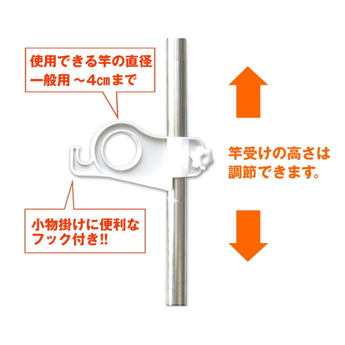 物干し　ワンタッチベランダ物干し受　屋外　ベランダ　突っ張り 折りたたみ式の物干しが、外部の日光を受けて立てられた状態