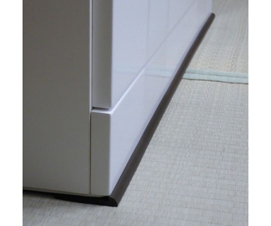 家具ストップマン 900 ブラウン（箱入） （2本入） 木目調のパッケージに入った商品が横向きに置かれている様子