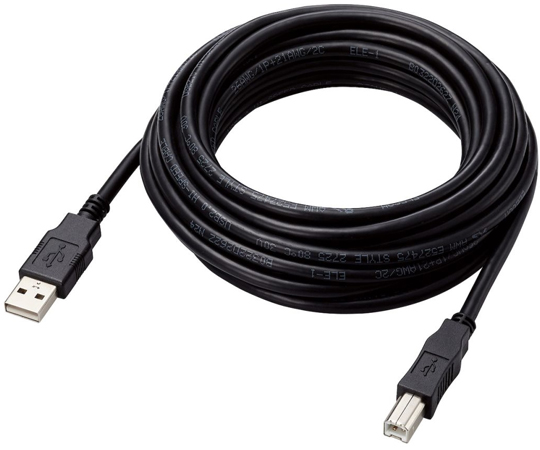 USB2.0ケーブル　A-Bタイプ　仕様固定　5m　ブラック 直線的に伸びたブラックのケーブルが手前から奥に向かって配置されている状態