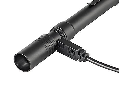[充電式]  フラッシュライト/LED(ペン型・黒) 黒色のペン型フラッシュライトが直立し、LED部分が強く光っている様子