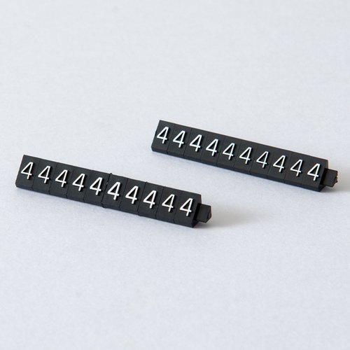 陳列備品 ニュープライスキューブ補充M用(20粒) 黒/白 4 友屋 黒と白の補充用パーツが整然と並んでいる様子