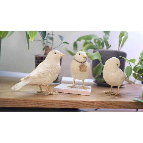バードブラザーズ　ガーデンオーナメント　3羽 3羽の鳥のオーナメントが並んでいる様子、自然な色合いで装飾されたデザイン。