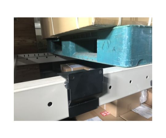 ネステナー用パレットストッパーNFP（2個入） 透明なパレットストッパーが並んでいる様子