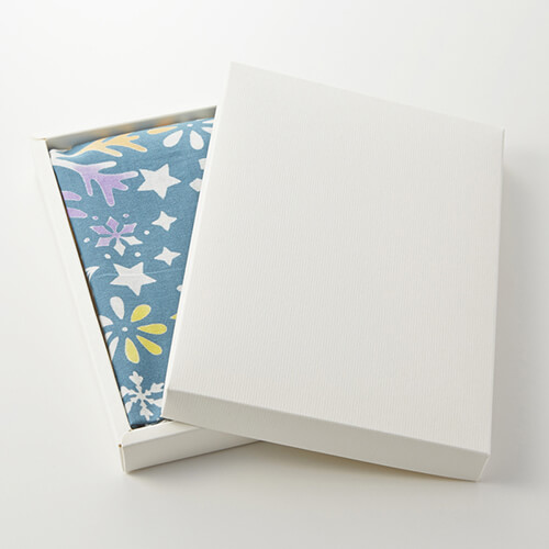 表面にストライプ状のエンボス加工が施されたギフトボックス