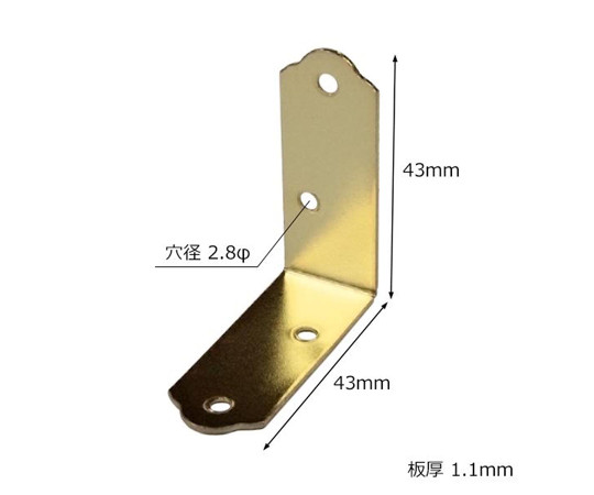 ゴールド隅金　金折　縦43mm×横43mm×板厚2.8mm 金色の隅金が斜めから見える状態で、角が美しく仕上げられた様子。