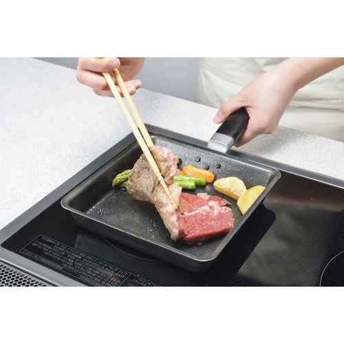 ファイバーライン鉄製　角フライパン&カバー　39000 柄が長く、深さのあるフライパンがカバーと共に並べられている様子