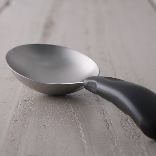 おたま 料理家の逸品 ちょこっとスプーン 平らな面に置かれた機能的なデザインのスプーン
