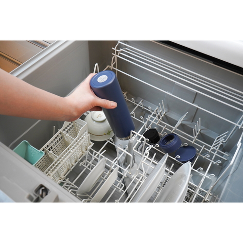 水筒　500ml　パッキン一体　フォルテック　スクリュー栓シームレスマグボトル　ネイビー ネイビーのスクリュー栓が取り付けられた500mlの水筒が正面から見える状態