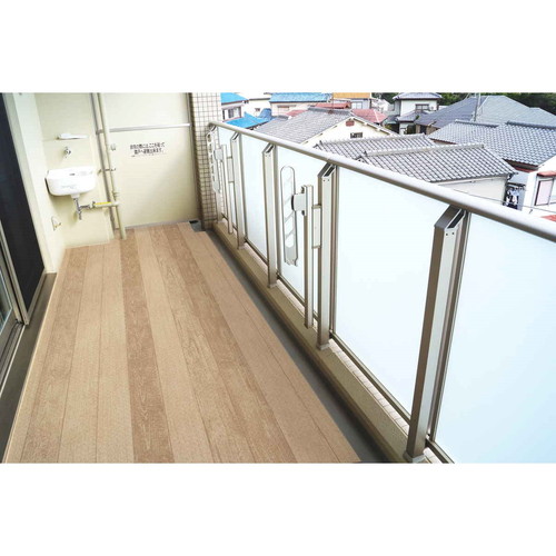玄関　模様替え　リメイク　シート　91.5×200　cm　床　土間　敷くだけ　マット　簡単　おしゃれ　木目 木目調のデザインが施されたリメイクシートが、床に敷かれている状態