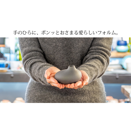 花瓶　AYA　フラワーベース　フラット　GY　グレー 上からの俯瞰で、シンプルで洗練されたデザインのフラットな形状と柔らかなグレーの色合いが見える状態