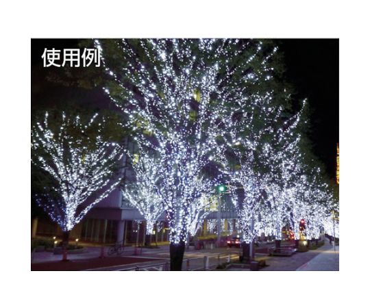 LEDイルミネーション 青色 点灯した青色の光がともる状態、コードが目立つ角度からのビュー