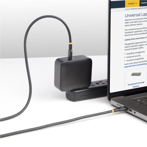 USB-C充電ケーブル　3m　オス・オス　ブラック　1本 ケーブルがまっすぐに伸びた状態で、コネクタ部分が上向きに見える様子