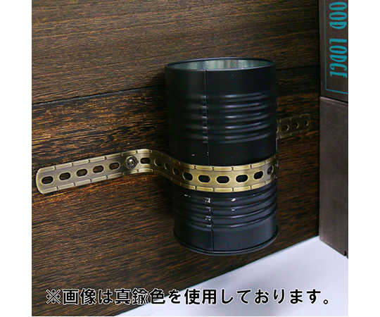 キレイ曲る板ツヤ消黒　1mm×15mm×304mm ツヤ消し仕上げの黒い板が横に広がり、自然な曲がり具合を示す状態