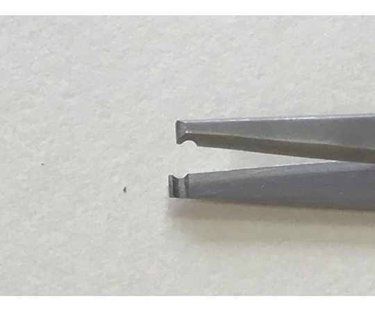 特殊ピンセット　微小パーツ（線状）用　110mm 先端が細く形状がシャープなピンセットが真横から見える状態