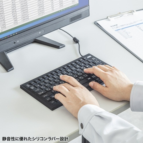 マグネット内蔵防水防塵キーボード　ブラック　1台 キーボードが斜めから見える状態で、マグネット部分とキーが鮮明に見える。