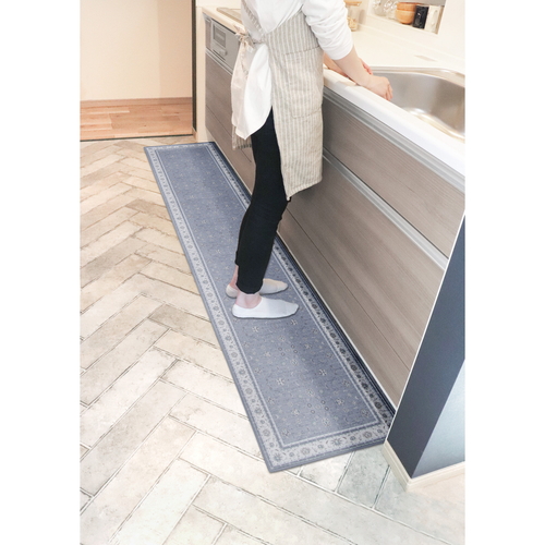 キッチンマット　khastan　インテリアマット45X240cm　グレー 柔らかな素材感が伝わるグレーのロングマット、端が整えられた状態。