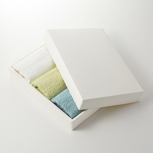 表面にストライプ状のエンボス加工が施されたギフトボックス