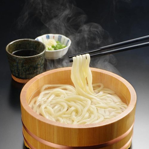 カトラリー GM-4052 10角ぐる麺箸 極太 21cm 朱 深い朱色の極太な麺箸が横向きにスタイリッシュに配置されている様子