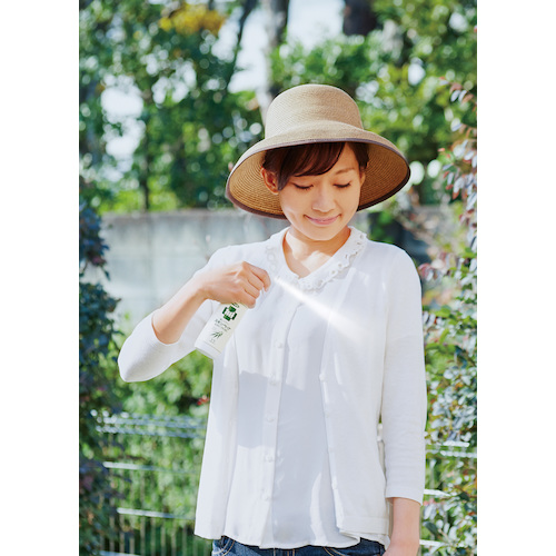 フマキラー 人体虫よけ服にスプレー スキンベープミストナチュラル ＵＶカット 正面を向けて立てられたスプレー缶が単品で置かれ、ラベルのイラストとロゴがはっきり見える様子