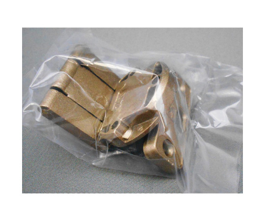 バラ　アングル丁番　24×20mm　仙徳 横からの視点で、金具が二つ並んでいる様子