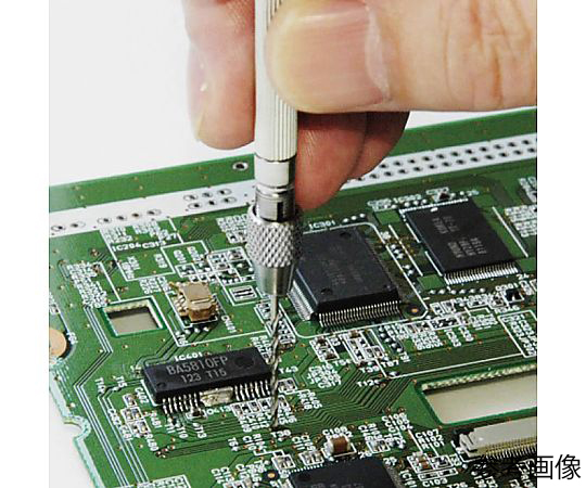 ピンバイス 先端に細いドリルが取り付けられた道具が正面から見える状態