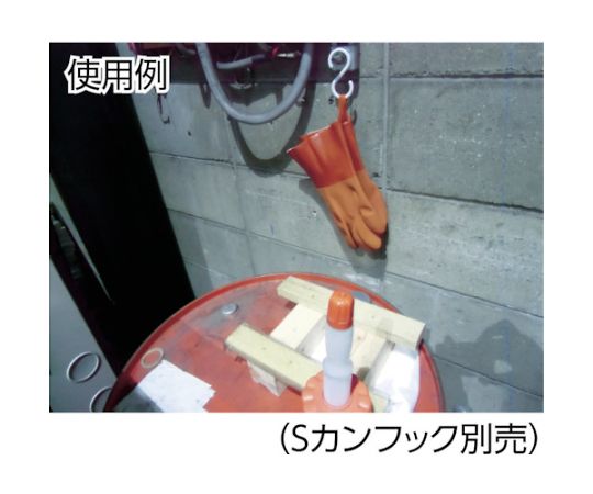 塩化ビニール手袋　フック付　Lサイズ フックが付いた状態で並べられた手袋の表面