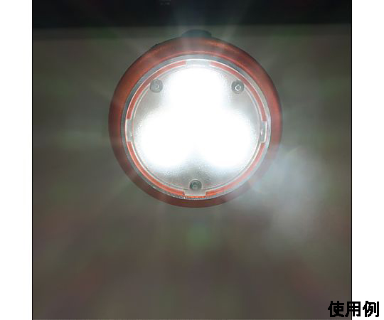 [単4x3本] LEDライト(110ルーメン/マグネット付) マグネット部分が強調された斜めからの撮影、持ち運びに便利なサイズ感が見える状態