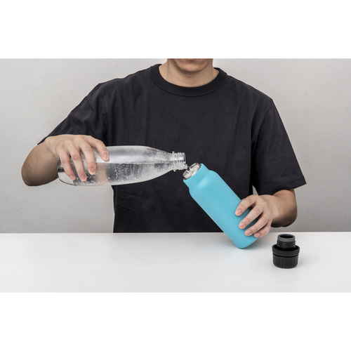 水筒　炭酸飲料対応スポーツマグ　600ml　保冷専用　シアンブルー 持ち手が付いたシアンブルーのスポーツマグ、保冷用の本体がしっかりとした状態で立てられている。