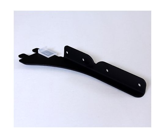 1×4ピラシェル棚受 右用 167mm 黒 黒い棚受けが右向きに取り付けられた状態で、金属製の質感が際立っている。