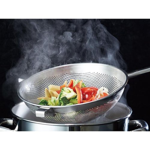 調理用品 UK ストレーナー・フック付24cm YUKIWA フックが付いた状態で横向きに置かれたストレーナーの様子