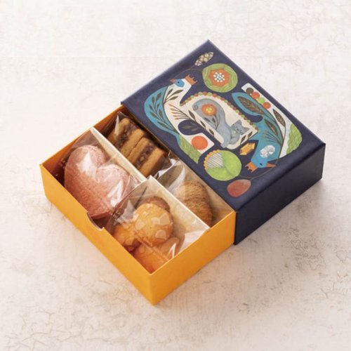 ギフト箱 福田利之コレクションスリーブ貼箱-1(4個) ヘッズ 正面を向いたギフト箱の鮮やかなデザインが際立つ状態