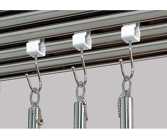 500/950x260x300mm 伸縮吊り棚 白い壁に取り付けられた薄型の棚が広がる様子