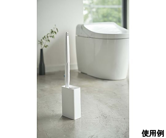 55x110x170mm 流せるトイレブラシスタンド(白) 白いトイレブラシスタンドが斜めから撮影されている状態、底面が見える角度で配置されている。