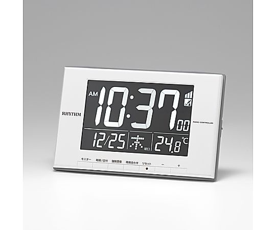 120x194x21mm [電波]掛･置兼用時計(AC電源) 白い背景に置かれたデジタルディスプレイの掛時計、時刻と温度が表示されている。