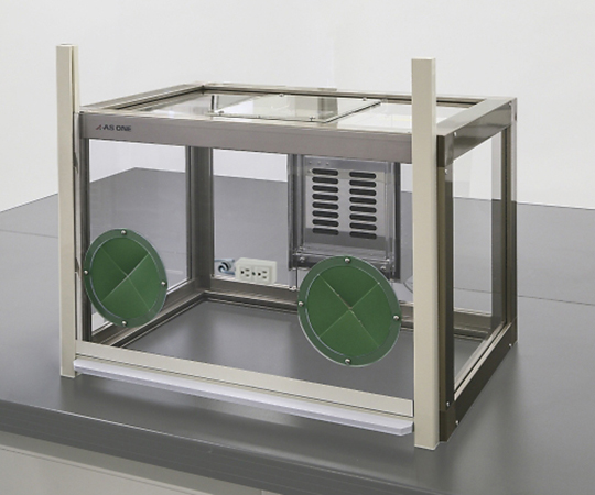 粉体計量用ドラフト（手窓付）600×421×500mm 庫内コンセント有り 透明な手窓を備えたドラフトの正面、庫内にコンセントが配置された様子が見える状態。