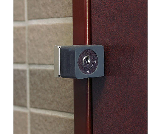 防犯強化ロック ドア用 らくらくロック 30×161×35mm 金属製のロックが斜めに配置され、鍵穴と取っ手部分がはっきりと見える状態