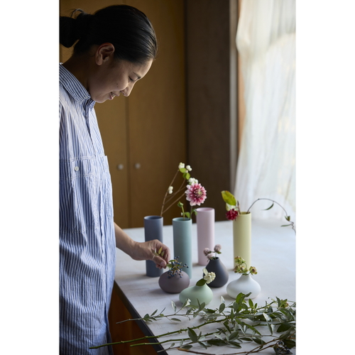 花瓶　AYA　フラワーベース　ロング　S　陶器　ピンク 淡いピンク色の陶器製、細長い形状のフラワーベースが横向きに置かれている様子