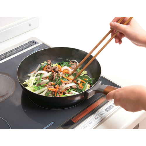 フライパン 両面エンボス加工 鉄製フライパン 26cm IH対応 斜め上から見たエンボス加工の表面とハンドルが際立つ状態
