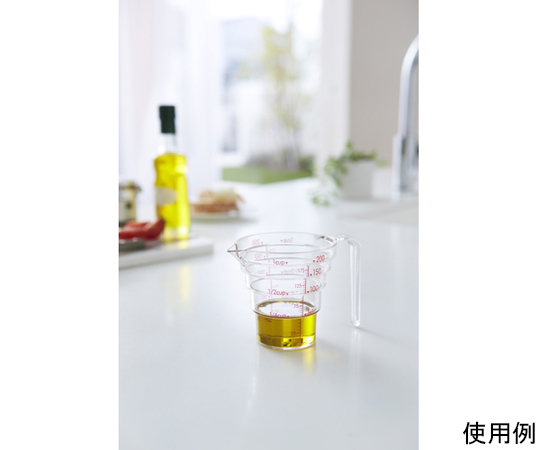 段々計量カップ200ML 高透明度のプラスチック製で段階の目盛りが見える状態