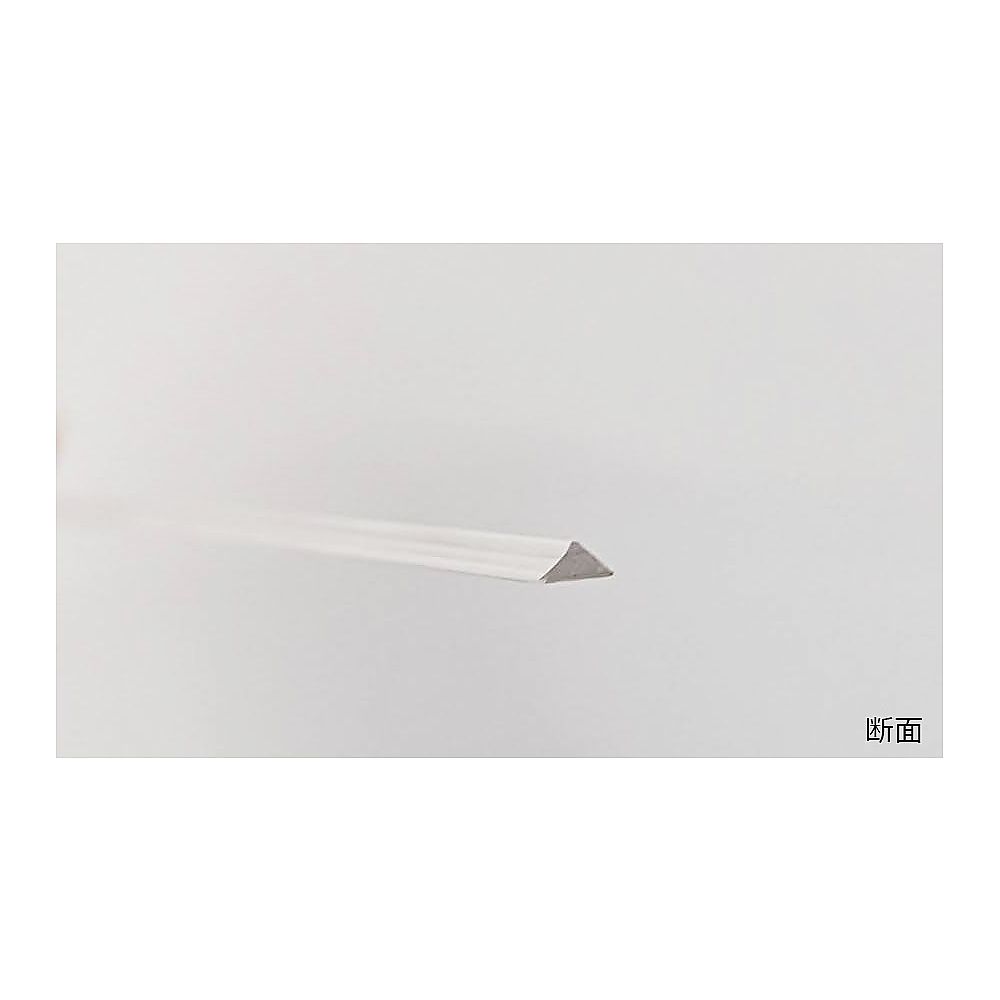 補材（アクリル製）三角形 3×1,000mm 透明なアクリル製の三角形が並んでいる様子