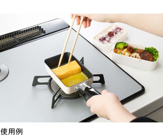 フルリ ミニ玉子焼 9×14cm 透明な容器に入った玉子焼き、焼き目が鮮やかでおいしそうな状態