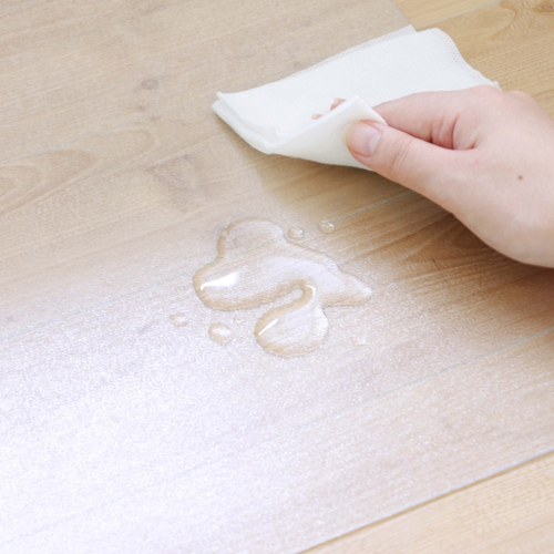 PVCマルチ保護マット75×70cm 透明な防水マットが床に敷かれ、周囲が明るい部屋で使用されている様子