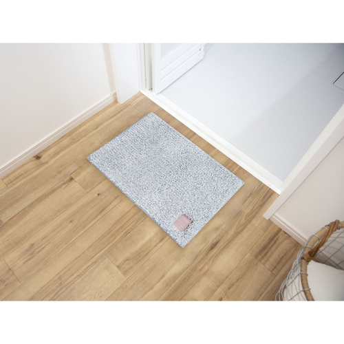 ひとひらバスマット35X50cm　雫/ブルー　雫 青い雫模様のバスマットが広げられ、柔らかな質感が強調されている様子。