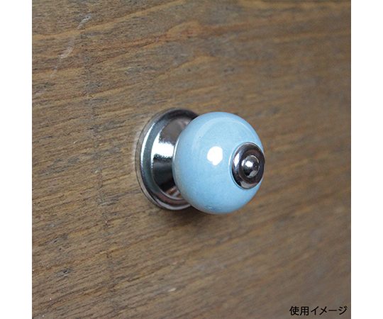 セラミックつまみ　ライトブルー　28mm×26mm×20mm 丸みを帯びた形状の薄い青色のつまみが正面から見える状態