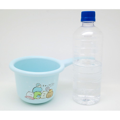 手桶　すみっコぐらし　手おけ 蓋付きの可愛らしいデザインに彩られた手桶が横向きで置かれている様子