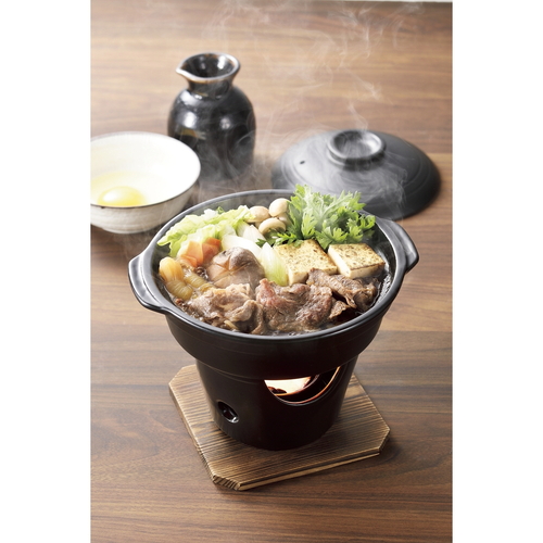 すき焼き鍋　和ごころ懐石　陶器製すきやき鍋コンロ付セット 鍋とコンロが一緒に置かれているアングルで、陶器の質感が強調された状態