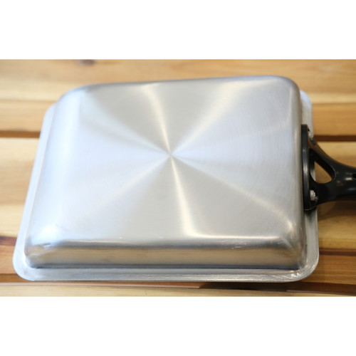 卵焼き器　ファストクック　2層鋼ダイヤモンドコート玉子焼13×18cm 滑らかな表面が特徴の調理器具が立てかけられた様子