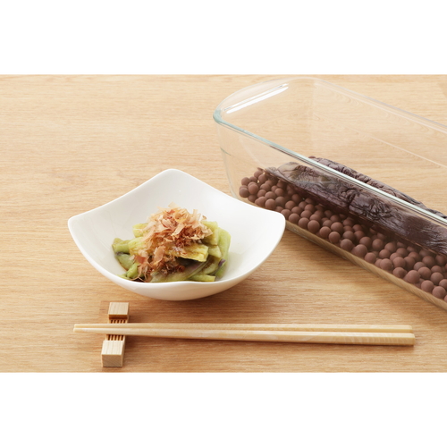 DL耐熱ガラス焼きいもポット　発熱セラミックボール付 透明なガラス製の容器が光を反射している様子
