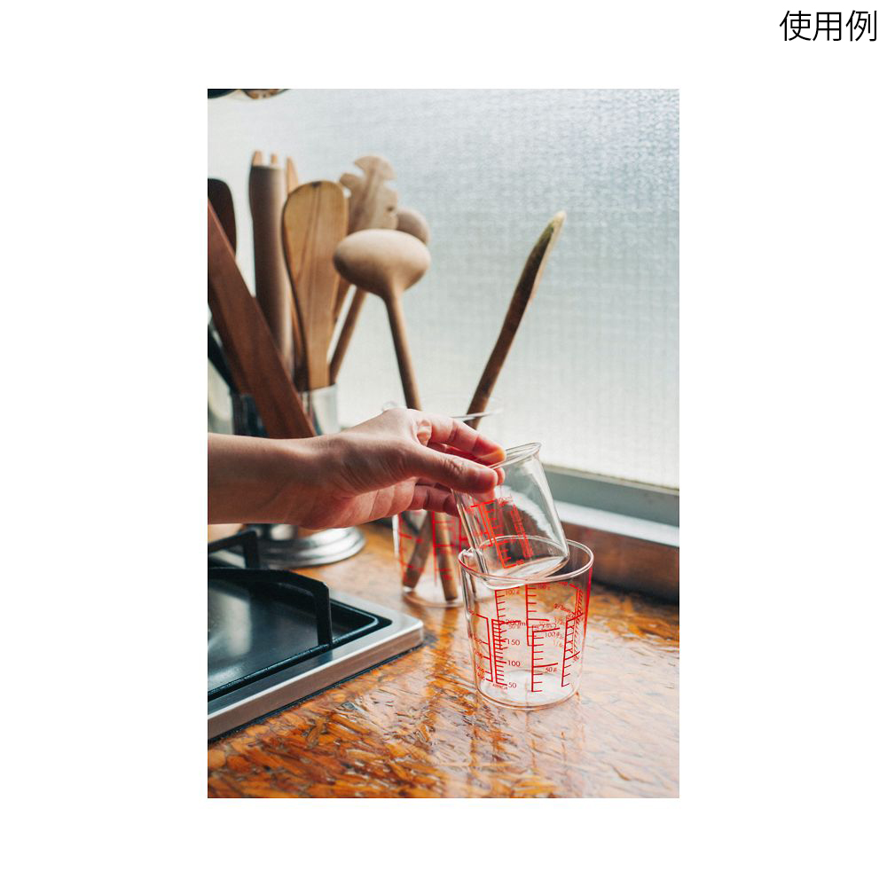 耐熱ガラス製メジャーカップ 100mL 36個セット 透明な耐熱ガラス製のメジャーカップが透けて見える状態、均一に配置された36個のセット。